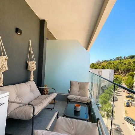 Beachfront Escape 5 Star Resort, Balcony And Parking Apartment *