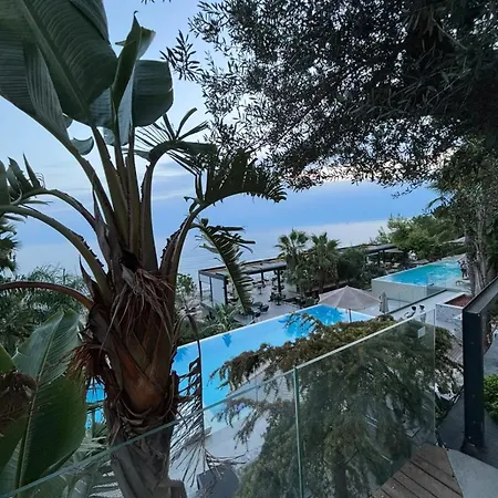 Beachfront Escape 5 Star Resort, Balcony And Parking Apartment *